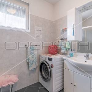 Građevinsko zemljište s kućom i dodatnim objektima, stambena zona, 4.209 m², Lab