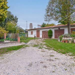 Građevinsko zemljište s kućom i dodatnim objektima, stambena zona, 4.209 m², Lab