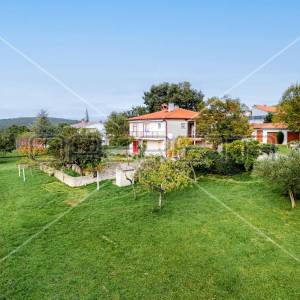 Građevinsko zemljište s kućom i dodatnim objektima, stambena zona, 4.209 m², Lab