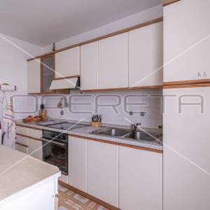 Građevinsko zemljište s kućom i dodatnim objektima, stambena zona, 4.209 m², Lab