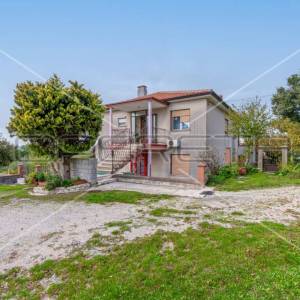 Građevinsko zemljište s kućom i dodatnim objektima, stambena zona, 4.209 m², Lab