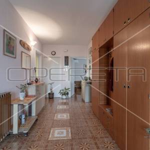 Građevinsko zemljište s kućom i dodatnim objektima, stambena zona, 4.209 m², Lab