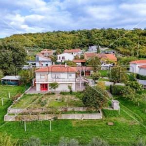 Građevinsko zemljište s kućom i dodatnim objektima, stambena zona, 4.209 m², Lab