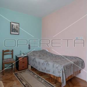 Građevinsko zemljište s kućom i dodatnim objektima, stambena zona, 4.209 m², Lab