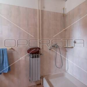 Građevinsko zemljište s kućom i dodatnim objektima, stambena zona, 4.209 m², Lab