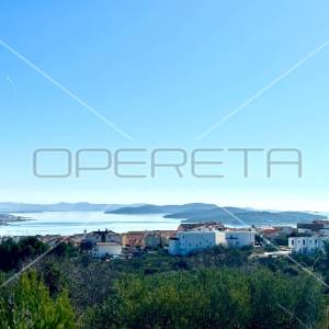 Građevinsko zemljište s panoramskim pogledom u Vodicama, 818 m2