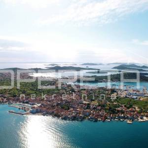 Građevinsko zemljište s pogledom na more – Betina, 150 m od obale!