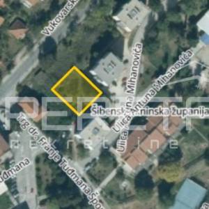 Građevinsko zemljište u centru Drniša, 647 m2