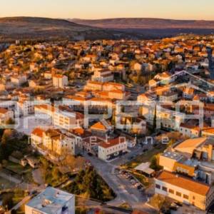 Građevinsko zemljište u centru Drniša, 647 m2