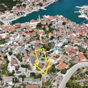 Građevinsko zemljište u Pučišćima na Braču, blizu centra i s pogledom na more