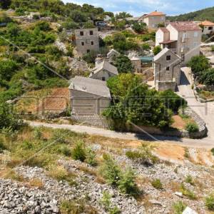 Građevinsko zemljište u Pučišćima na Braču, blizu centra i s pogledom na more