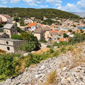 Građevinsko zemljište u Pučišćima na Braču, blizu centra i s pogledom na more