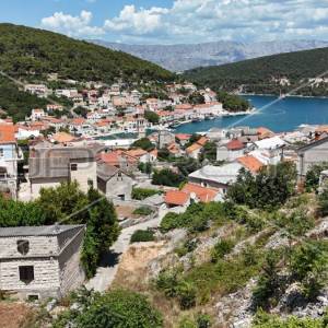 Građevinsko zemljište u Pučišćima na Braču, blizu centra i s pogledom na more