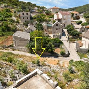 Građevinsko zemljište u Pučišćima na Braču, blizu centra i s pogledom na more