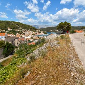 Građevinsko zemljište u Pučišćima na Braču, blizu centra i s pogledom na more