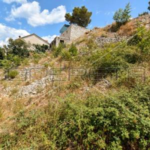 Građevinsko zemljište u Pučišćima na Braču, blizu centra i s pogledom na more