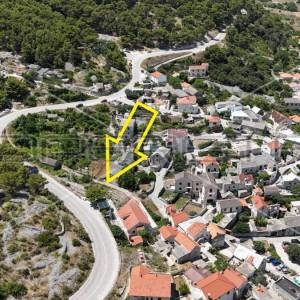 Građevinsko zemljište u Pučišćima na Braču, blizu centra i s pogledom na more
