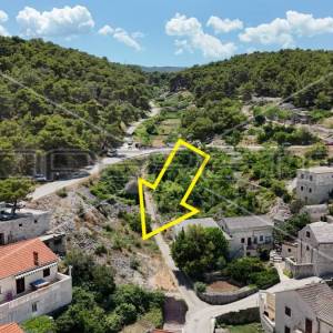 Građevinsko zemljište u Pučišćima na Braču, blizu centra i s pogledom na more