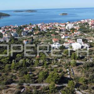 Građevinsko zemljište u Rogoznici – 1586 m², samo 250 m od mora