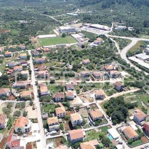 Građevinsko zemljište,791 m², s građevinskom dozvolom na mirnoj lokaciji u Veloj