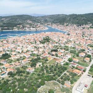 Građevinsko zemljište,791 m², s građevinskom dozvolom na mirnoj lokaciji u Veloj