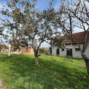 Gradilište u Galgovu sa starom kućom za rušenje