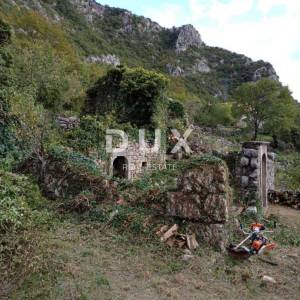 GRIŽANE, BELGRAD - Građevinsko zemljište sa ruševnom kućom na odličnoj lokaciji