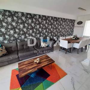 Grižane - Dvije moderne dvojne kuće s dva bazenom