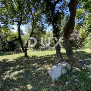 GRIŽANE- odličan građevinski teren uz cestu veličine 1000m2
