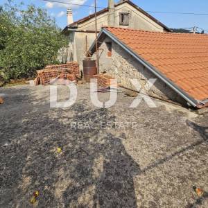 GROBNIK, ČAVLE - kuća u centru mjesta s velikim potencijalom