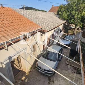GROBNIK, ČAVLE - kuća u centru mjesta s velikim potencijalom