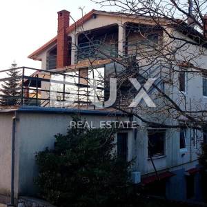 GROBNIK, ČAVLE - Samostojeća kuća sa 4 stana,Gostinjska kuća,velika okućnica sa bazenom