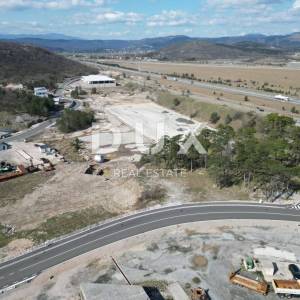 GROBNIK, ČAVLE, SOBOLI- građevinsko zemljište 40000m2 u komercijalnoj zoni za halu- poslovni prostor (namjena: trgovačka, zanat...