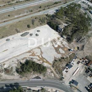 GROBNIK, ČAVLE, SOBOLI- građevinsko zemljište 40000m2 u komercijalnoj zoni za halu- poslovni prostor (namjena: trgovačka, zanat...