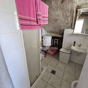 Hreljin, dvojna kuća 193.82m2, 3 stana, garaža i okućnica