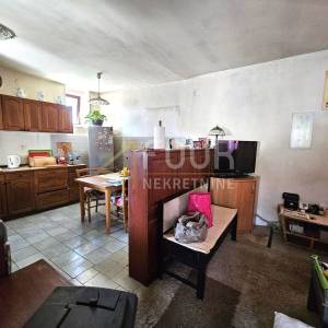 Hreljin, dvojna kuća 193.82m2, 3 stana, garaža i okućnica