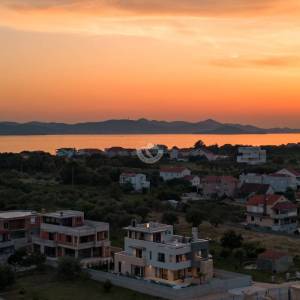 Hrvatska, Zadar, Luksuzna vila u Bibinju s pogledom na more – novogradnja na 3 etaže, whirlpool, bazen sa slanom vodom i krovna...