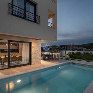 Hrvatska, Zadar, Luksuzna vila u Bibinju s pogledom na more – novogradnja na 3 etaže, whirlpool, bazen sa slanom vodom i krovna...