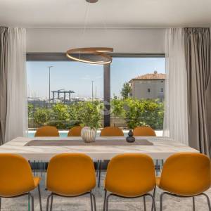 Hrvatska, Zadar, Luksuzna vila u Bibinju s pogledom na more – novogradnja na 3 etaže, whirlpool, bazen sa slanom vodom i krovna...