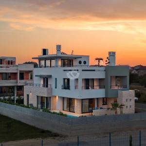 Hrvatska, Zadar, Luksuzna vila u Bibinju s pogledom na more – novogradnja na 3 etaže, whirlpool, bazen sa slanom vodom i krovna...
