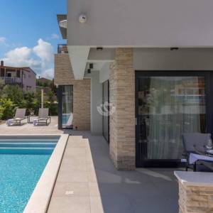 Hrvatska, Zadar, Luksuzna vila u Bibinju s pogledom na more – novogradnja na 3 etaže, whirlpool, bazen sa slanom vodom i krovna...