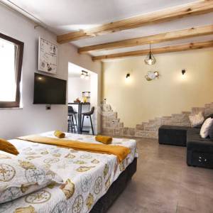Hrvatska, Zadar, Turanj – Nekretnina s 2 apartmana za odmor u Dalmaciji, 200 m od plaže