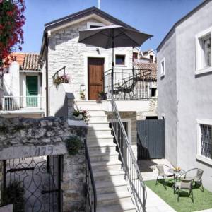 Hrvatska, Zadar, Turanj – Nekretnina s 2 apartmana za odmor u Dalmaciji, 200 m od plaže