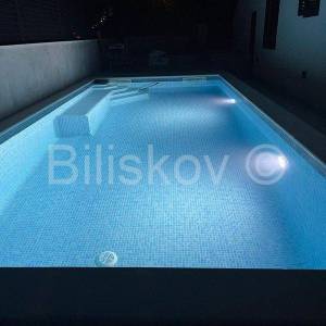 Hvar, Vrboska, kuća sa 3 stambene jedinice, 3 red od mora, bazen