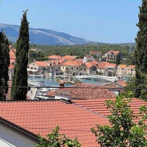 Hvar, Vrboska, kuća sa 3 stambene jedinice, 3 red od mora, bazen