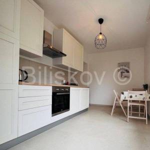 Hvar, Vrboska, kuća sa 3 stambene jedinice, 3 red od mora, bazen