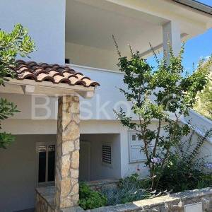 Hvar, Vrboska, kuća sa 3 stambene jedinice, 3 red od mora, bazen