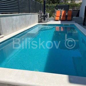 Hvar, Vrboska, kuća sa 3 stambene jedinice, 3 red od mora, bazen