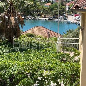 Hvar, Vrboska, kuća sa 3 stambene jedinice, 3 red od mora, bazen