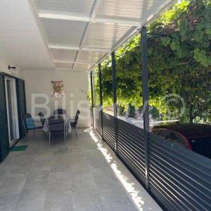 Hvar, Vrboska, kuća sa 3 stambene jedinice, 3 red od mora, bazen